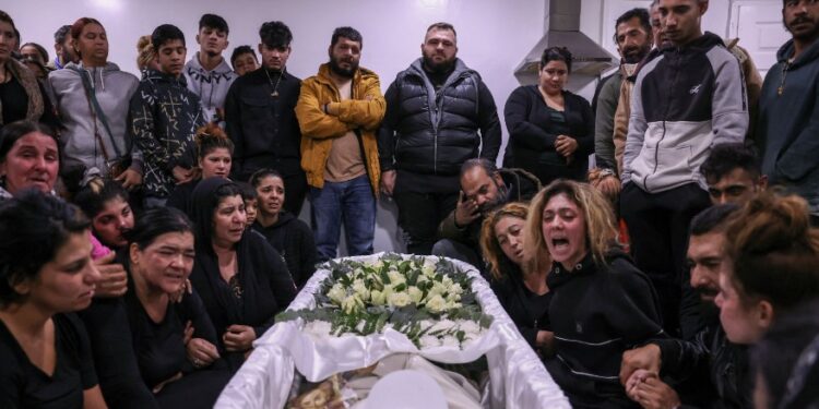 Οργή και Σπαραγμός απο τους Ρομά-Ξενυχτάνε δίπλα στον Νεκρό 16χρονο[Σοκαριστικές Φωτογραφίες]