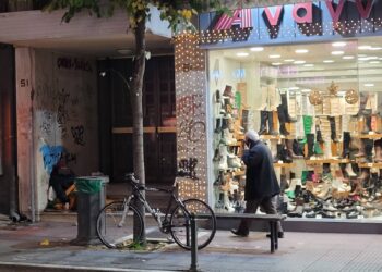 Πατέρας ανήλικων παιδιών ζει σε είσοδο πολυκατοικίας στο κέντρο της πόλης, λίγα μέτρα από το Δημαρχείο Λάρισας (φωτο)