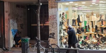 Alldaynews.gr Πατέρας ανήλικων παιδιών ζει σε είσοδο πολυκατοικίας στο κέντρο της πόλης, λίγα μέτρα από το Δημαρχείο Λάρισας (φωτο)