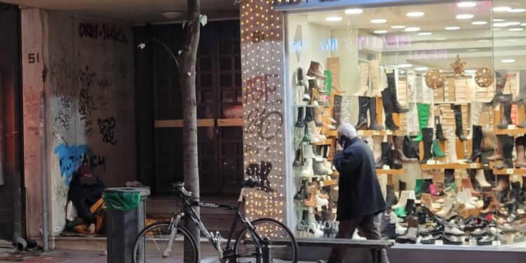 Alldaynews.gr Πατέρας ανήλικων παιδιών ζει σε είσοδο πολυκατοικίας στο κέντρο της πόλης, λίγα μέτρα από το Δημαρχείο Λάρισας (φωτο)