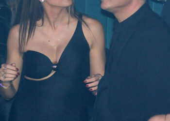 Alldaynews.gr Σταματίνα Τσιμτσιλή: Τρυφερά τετ α τετ με τον Θέμη Σοφό στα μπουζούκια