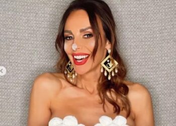 Η Μπέττυ Μαγγίρα έχασε στοίχημα και σερβίρει κουραμπιέδες ολόγuμvη