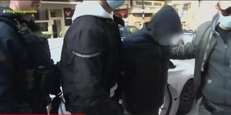 Alldaynews.gr Γυναικοκτονία στον Πειραιά: Την ευθύνη στην 19χρονη ρίχνει ο 25χρονος – «Τσακωθήκαμε, θόλωσα και την πυροβόλησα»