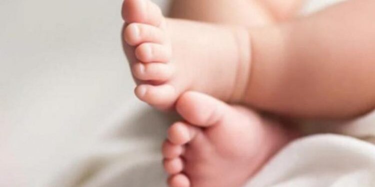 Alldaynews.gr Νεογέννητο μωράκι έπαθε ανακοπή και το έσωσε αστυνομικός με ΚΑΡΠΑ εν κινήσει (φωτο)