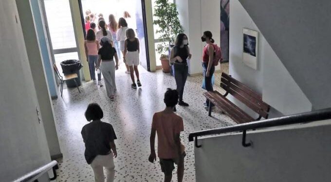 Alldaynews.gr Σοκ σε Λύκειο στη Νέα Ερυθραία: Δίδυμα αδέρφια χαράκωσαν στο μάγουλο 16χρονο συμμαθητή τους