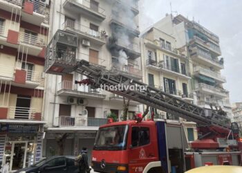 ΤΩΡΑ: Στις φλόγες διαμέρισμα στο κέντρο της Θεσσαλονίκης – Δραματικός απεγκλωβισμός (φωτο, video)