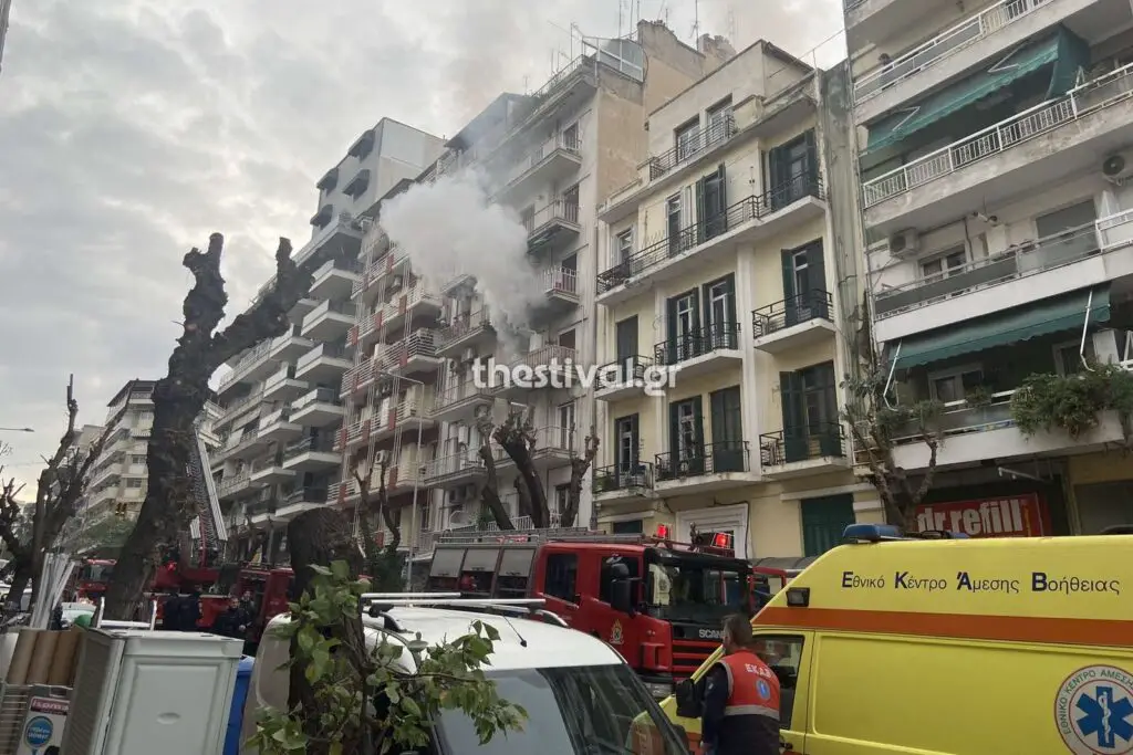 ΤΩΡΑ: Στις φλόγες διαμέρισμα στο κέντρο της Θεσσαλονίκης – Δραματικός απεγκλωβισμός (φωτο, video)