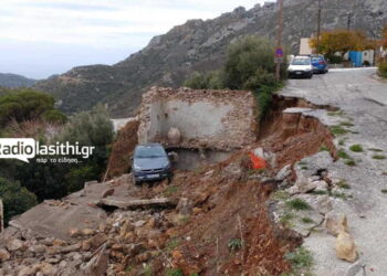 Αυτοκίνητο βρέθηκε πάνω σε σπίτι στην Κρήτη μετά από καθίζηση και τα δυο μαζί έπεσαν στο κενό