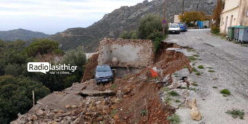 Alldaynews.gr Αυτοκίνητο βρέθηκε πάνω σε σπίτι στην Κρήτη μετά από καθίζηση και τα δυο μαζί έπεσαν στο κενό