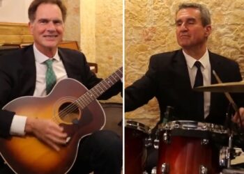 Ο Ανδρέας Λοβέρδος στα ντραμς, ο Νίκος Παπανδρέου στην κιθάρα: Έφτιαξαν μπάντα και λένε τα κάλαντα[video]