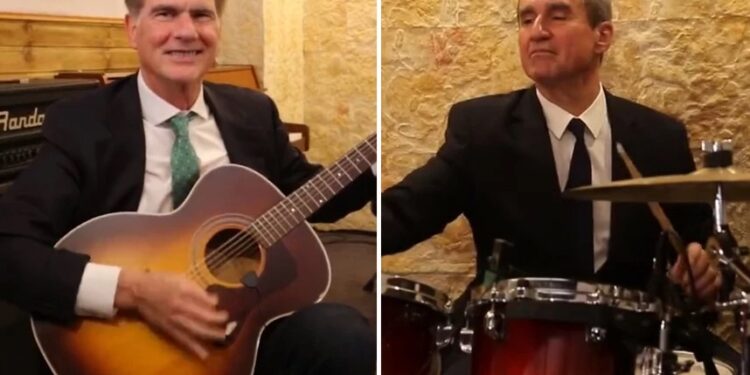 Ο Ανδρέας Λοβέρδος στα ντραμς, ο Νίκος Παπανδρέου στην κιθάρα: Έφτιαξαν μπάντα και λένε τα κάλαντα[video]