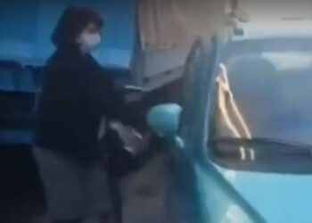 Χαμός στην Κιβωτό του Κόσμου: Εκνευρισμένη χτυπούσε το αμάξι η Πρεσβυτέρα-«Ρε άντε φύγετε από εδώ»