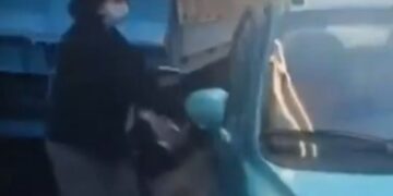 Alldaynews.gr Χαμός στην Κιβωτό του Κόσμου: Εκνευρισμένη χτυπούσε το αμάξι η Πρεσβυτέρα-«Ρε άντε φύγετε από εδώ»
