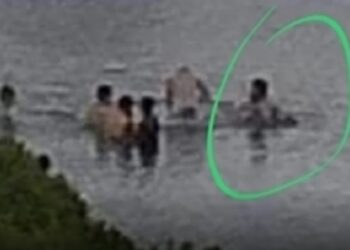 Φωτογραφίες ΣΟΚ: Ημίγυμνος ο πάτερ Αντώνιος σε ερημική παραλία με τα παιδιά