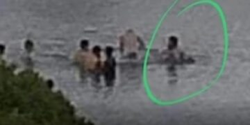 Alldaynews.gr Φωτογραφίες ΣΟΚ: Ημίγυμνος ο πάτερ Αντώνιος σε ερημική παραλία με τα παιδιά