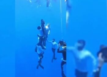 Δύτης έχασε τις αισθήσεις του στην προσπάθειά του για παγκόσμιο ρεκόρ – Βίντεο από τη διάσωσή του