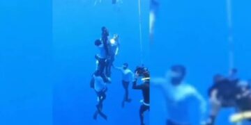 Alldaynews.gr Δύτης έχασε τις αισθήσεις του στην προσπάθειά του για παγκόσμιο ρεκόρ – Βίντεο από τη διάσωσή του