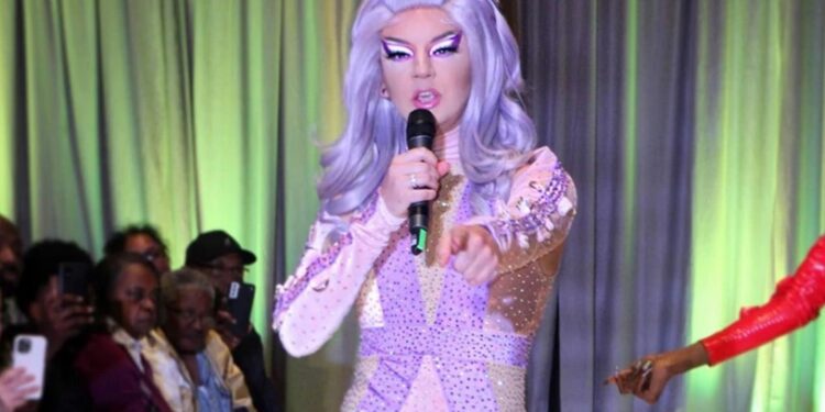 Alldaynews.gr Η drag queen αγρότισσα που κοιμάται με τα 11 γουρουνάκια της – «Είναι τα παιδιά μου»