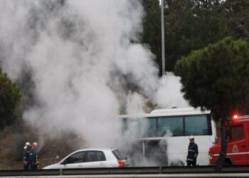 Συμβαίνει Τώρα: Φωτιά σε σχολικό λεωφορείο που μετέφερε ανήλικα παιδιά στον Περιφερειακό της Θεσσαλονίκης