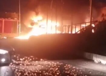 Καίνε Τώρα το Μενίδι οι Ρομά – Πυρπόλησαν λεωφορείο[video]