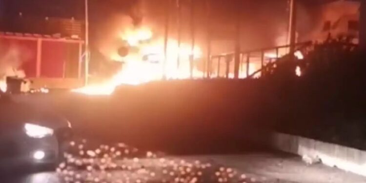 Καίνε Τώρα το Μενίδι οι Ρομά – Πυρπόλησαν λεωφορείο[video]