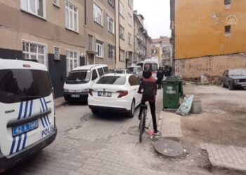 Φρίκη στο Ικόνιο, Παραμονή Χριστουγέννων: Έσφaξε τις έφηβες κόρες του μπροστά στο μικρότερο παιδί του, για ”Λόγους τιμής”[video]