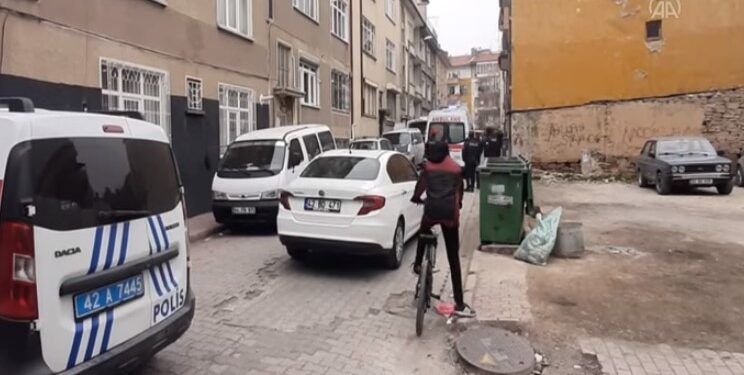 Φρίκη στο Ικόνιο, Παραμονή Χριστουγέννων: Έσφaξε τις έφηβες κόρες του μπροστά στο μικρότερο παιδί του, για ”Λόγους τιμής”[video]