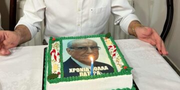 Τούρτα με τον… Ανδρέα Παπανδρέου! Έγινε χαμός στα γενέθλια