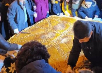 Χαλκιδική: Χριστόψωμο 400 κιλών στην Αρναία έγινε ανάρπαστο σε λίγα λεπτά από ντόπιους και τουρίστες