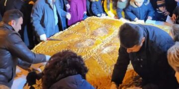 Alldaynews.gr Χαλκιδική: Χριστόψωμο 400 κιλών στην Αρναία έγινε ανάρπαστο σε λίγα λεπτά από ντόπιους και τουρίστες