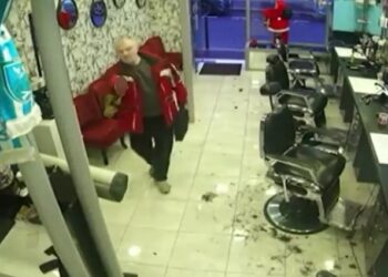 Παρίσι: Η στιγμή που ο 69χρονος μακελάρης μπαίνει με το όπλο στο κουρείο – Βίντεο ντοκουμέντο