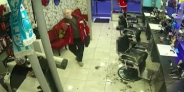 Alldaynews.gr Παρίσι: Η στιγμή που ο 69χρονος μακελάρης μπαίνει με το όπλο στο κουρείο – Βίντεο ντοκουμέντο