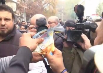 Θεσσαλονίκη: ”Ξεφτιλίζουν” το Χρήμα οι Ρομά! Πετάνε και Καίνε 20Ευρα[Φωτογραφίες-Βίντεο]