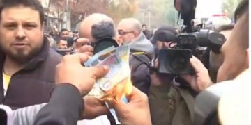 Θεσσαλονίκη: ”Ξεφτιλίζουν” το Χρήμα οι Ρομά! Πετάνε και Καίνε 20Ευρα[Φωτογραφίες-Βίντεο]