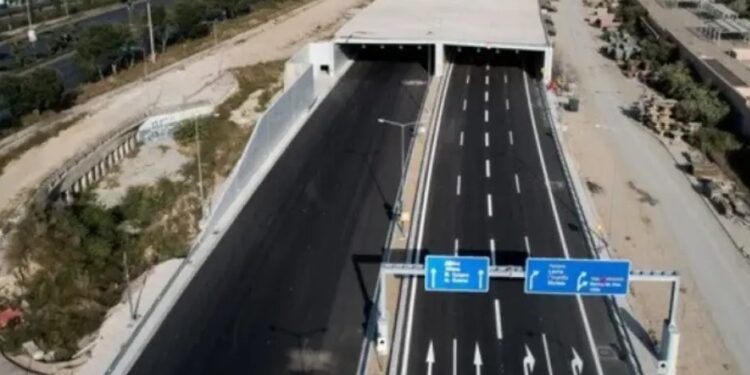 Alldaynews.gr Πειραιάς: Διακοπή κυκλοφορίας στη λεωφόρο Ποσειδώνος, λόγω καθίζησης του οδοστρώματος