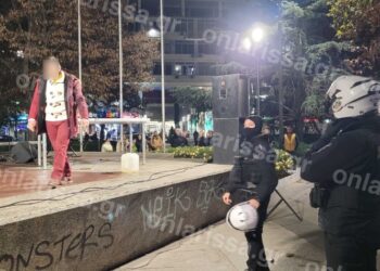 Λάρισα: Ο άνδρας που ήθελε να αυτοπυρποληθεί στην Κεντρική πλατεία, νωρίτερα είχε απειλήσει να κάψει τη γυναίκα του – Η σωτήρια παρέμβαση του 15χρονου γιου του[video]