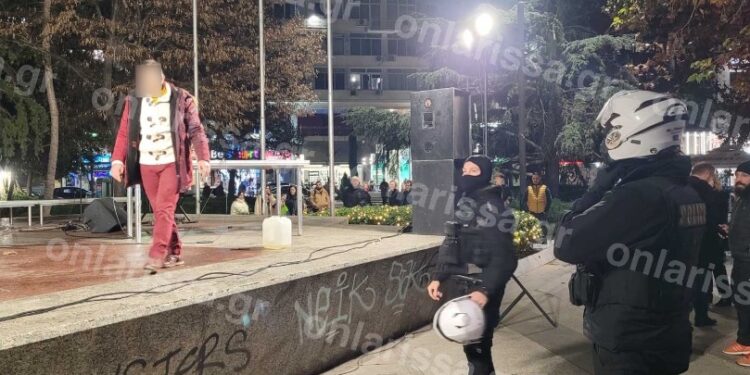 Λάρισα: Ο άνδρας που ήθελε να αυτοπυρποληθεί στην Κεντρική πλατεία, νωρίτερα είχε απειλήσει να κάψει τη γυναίκα του – Η σωτήρια παρέμβαση του 15χρονου γιου του[video]