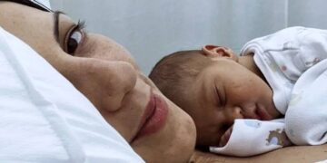 Alldaynews.gr Ελληνίδα ηθοποιός έγινε μαμά! Οι πρώτες φώτο με τη νεογέννητη κόρη της στο μαιευτήριο