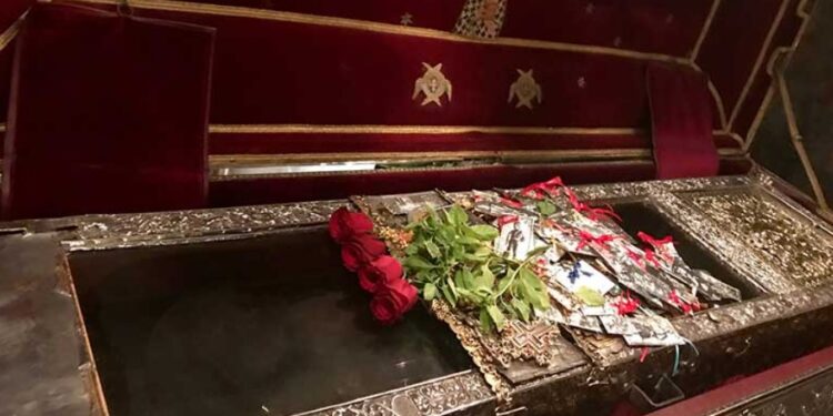 Alldaynews.gr Πώς «λιώνει τα παπούτσια του» ο Άγιος Σπυρίδωνας