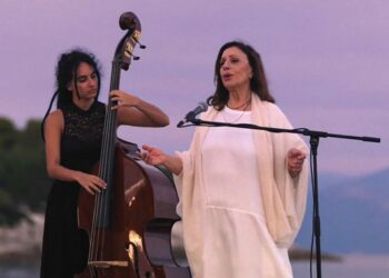 Χαρούλα Αλεξίου: Αποθεώθηκε που τραγούδησε στο φινάλε του Maestro[video]