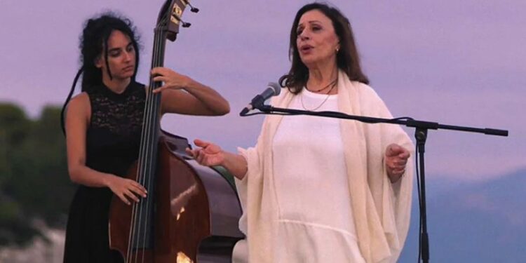 Χαρούλα Αλεξίου: Αποθεώθηκε που τραγούδησε στο φινάλε του Maestro[video]