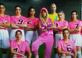 «Πάρ’ το, βάλ’ το»: Η Άννα Βίσση σκοράρει με την ομάδα της W.F.C. Mykonos