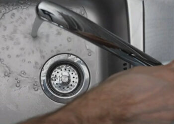 Απίστευτη μαρτυρία γυναίκας: Έπαθε εγκαύματα από αποφρακτικό υγρό που έριξε στο νεροχύτη και εξερράγη πάνω της (video)