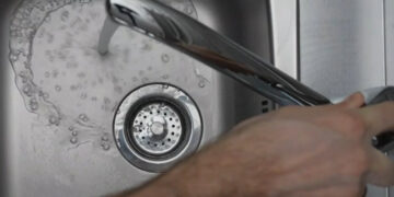 Απίστευτη μαρτυρία γυναίκας: Έπαθε εγκαύματα από αποφρακτικό υγρό που έριξε στο νεροχύτη και εξερράγη πάνω της (video)