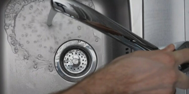 Απίστευτη μαρτυρία γυναίκας: Έπαθε εγκαύματα από αποφρακτικό υγρό που έριξε στο νεροχύτη και εξερράγη πάνω της (video)