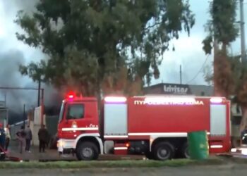 Νύχτα επεισοδίων με Ρομά να βάζουν φωτιές σε κατάστημα ελαστικών και λεωφορείο – Το μήνυμα από το 112