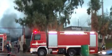 Alldaynews.gr Νύχτα επεισοδίων με Ρομά να βάζουν φωτιές σε κατάστημα ελαστικών και λεωφορείο – Το μήνυμα από το 112