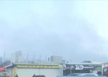 Μεγάλη φωτιά στον Ασπρόπυργο: Αποπνικτικοί καπνοί, μήνυμα από το 112, «κλείστε πόρτες και παράθυρα!» (φωτο, video)