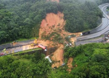 Τρομακτική κατολίσθηση δίπλα στην εθνική οδό παρέσυρε δεκάδες αυτοκίνητα – Δύο νεκροί και τουλάχιστον 30 αγνοούμενοι (φωτο, video)