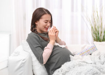 Τραγική Χριστουγεννιάτικη έκπληξη για 26χρονη έγκυο: Έπιασε τον σύζυγό της να έχει σχέση με τη μητέρα της